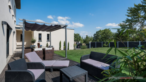 Construction d'une Villa contemporaine en L. Ouest Lyonnais. Toiture végétalisée. 4 pans
